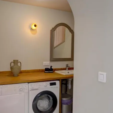 Maison Mitoyenne Spacieuse Avec Jardin, Terrasse Et Internet - Fr-1-496-312