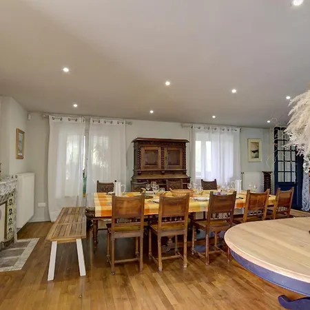 Maison Mitoyenne Spacieuse Avec Jardin, Terrasse Et Internet - Fr-1-496-312