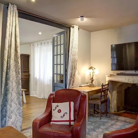 Сasa de vacaciones Maison Mitoyenne Spacieuse Avec Jardin, Terrasse Et Internet - Fr-1-496-312